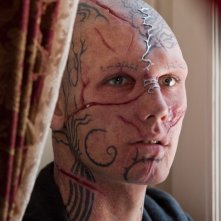 Primo piano di Alex Pettyfer trasformato in 'Bestia' nel film Beastly