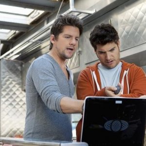 Zachary Knighton ed Adam Pally nell'episodio Your Couples Friends & Neighbor di Happy Endings