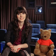 Zooey Deschanel, in veste di cantautrice, insieme all'orsetto Winnie the Pooh