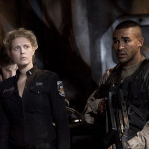 Alaina Kalanj e Jamil Walker Smith nell'episodio Twin Destinies di Stargate Universe