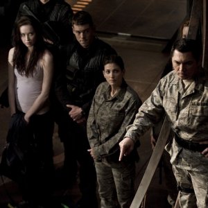 Elyse Levesque, Brian J. Smith, Julia Anderson e Lou Diamond Phillips nell'episodio Twin Destinies di Stargate Universe