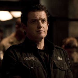 Il Col. Young (Justin Louis) nell'episodio Twin Destinies di Stargate Universe