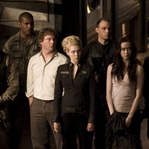 Jamil Walker Smith, Patrick Gilmore, Alaina Kalanj, Elyse Levesque e Brian J. Smith in Twin Destinies di Stargate Universe