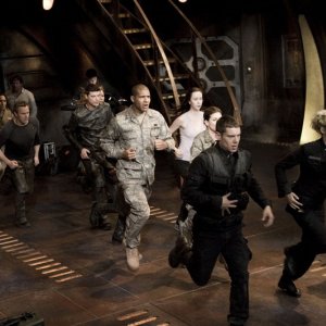 L'equipaggio in corsa verso lo Stargate nell'episodio Twin Destinies di Stargate Universe