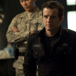 Lou Diamond Phillips alle spalle di Justin Louis nell'episodio Twin Destinies di Stargate Universe