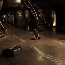 Rush (Robert Carlyle) a terra in una scena dell'episodio Twin Destinies di Stargate Universe