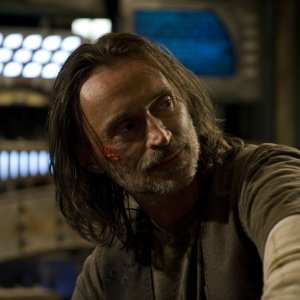 Rush (Robert Carlyle) ferito nell'episodio Twin Destinies di Stargate Universe
