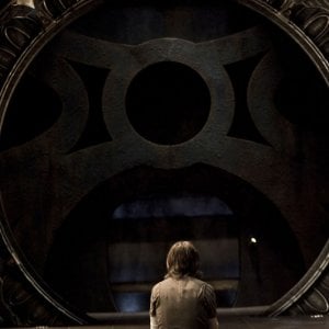 Rush (Robert Carlyle) sconsolato davanti allo Stargate nell'episodio Twin Destinies di Stargate Universe