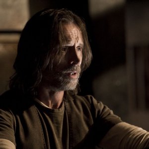 Un preoccupato Rush (Robert Carlyle) nell'episodio Twin Destinies di Stargate Universe