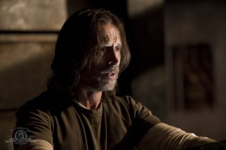 Un preoccupato Rush (Robert Carlyle) nell'episodio Twin Destinies di Stargate Universe