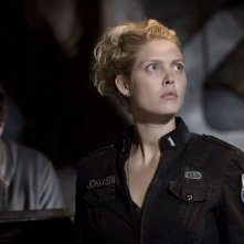 Alaina Kalanj davanti a David Blue nell'episodio Twin Destinies di Stargate Universe