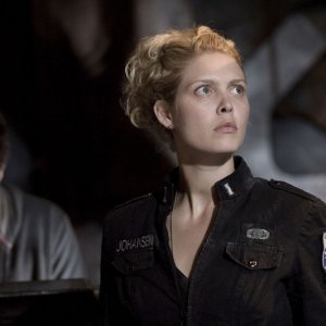 Alaina Kalanj davanti a David Blue nell'episodio Twin Destinies di Stargate Universe