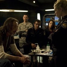 Alaina Kalanj dopo aver medicato Robert Carlyle nell'episodio Twin Destinies di Stargate Universe