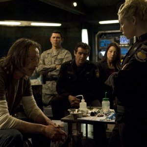 Alaina Kalanj dopo aver medicato Robert Carlyle nell'episodio Twin Destinies di Stargate Universe