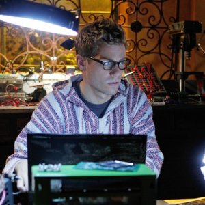 Barrett Foa a lavoro nell'episodio The Job di NCIS: Los Angeles