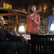 Chris O'Donnell, Eric Christian Olsen e LL Cool J durante l'indagine in The Job di NCIS: Los Angeles
