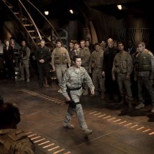 Il Col. Telford (Lou Diamond Phillips) e parte dell'equipaggio nell'episodio Twin Destinies di Stargate Universe