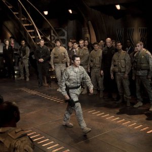 Il Col. Telford (Lou Diamond Phillips) e parte dell'equipaggio nell'episodio Twin Destinies di Stargate Universe