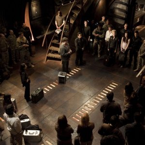 L'equipaggio riunito prima della partenza nell'episodio Twin Destinies di Stargate Universe