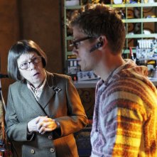 Linda Hunt parla con Barrett Foa nell'episodio The Job di NCIS: Los Angeles