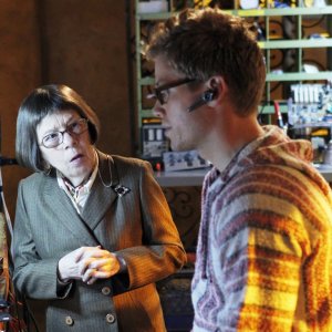 Linda Hunt parla con Barrett Foa nell'episodio The Job di NCIS: Los Angeles