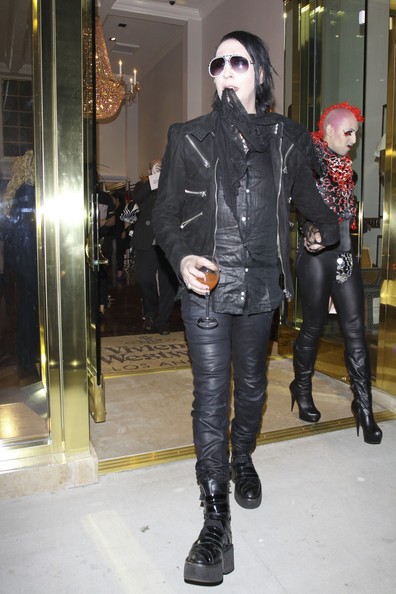 Marilyn Manson Con Un Amica Lascia L Inaugurazione Del Nuovo Negozio Di Vivienne Westwood 198757