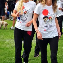 Paris e Nicky Hilton alla Croce Rossa americana Giappone Relief Fund per aiutare le vittime del terremoto e dello tsunami in Santa Monica