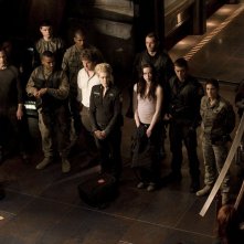 Parte dell'equipaggio della Destiny riunito nell'episodio Twin Destinies di Stargate Universe