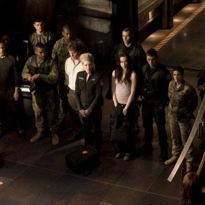 Parte dell'equipaggio della Destiny riunito nell'episodio Twin Destinies di Stargate Universe