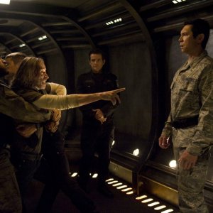 Robert Carlyle aggredisce Lou Diamond Phillips nell'episodio Twin Destinies di Stargate Universe