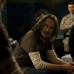 Robert Carlyle guarda se stesso nell'episodio Twin Destinies di Stargate Universe