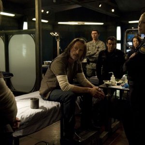Robert Carlyle parla con Alaina Kalanj nell'episodio Twin Destinies di Stargate Universe