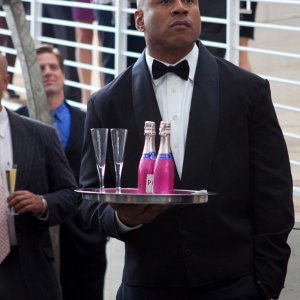 Sam (LL Cool J) si finge cameriere nell'episodio Enemy Within di NCIS: Los Angeles