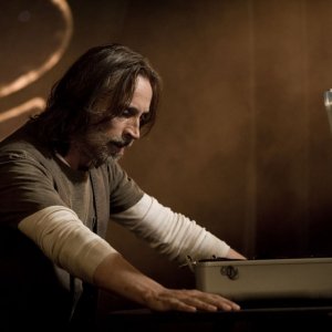 Un pensieroso Robert Carlyle nell'episodio Twin Destinies di Stargate Universe