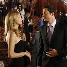 Yvonne Strahovski e Zachary Levi si guardano negli occhi nell'episodio Chuck Versus the Suitcase