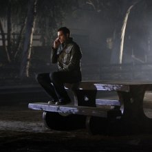 Zachary Levi al telefono di notte nell'episodio Chuck Vs. The Aisle of Terror