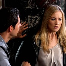 Zachary Levi guarda Yvonne Strahovski nell'episodio Chuck Versus the First Fight