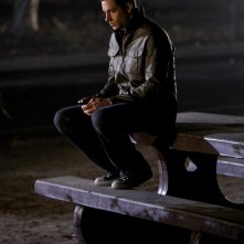 Zachary Levi in attesa in una scena nell'episodio Chuck Vs. The Aisle of Terror