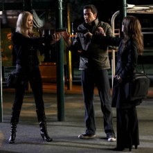 Zachary Levi tra Yvonne Strahovski e Linda Hamilton nell'episodio Chuck Vs. The Aisle of Terror