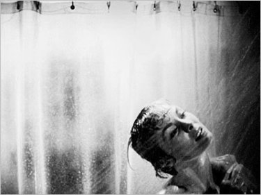 Janet Leigh nella celebre sequenza della doccia di Psycho