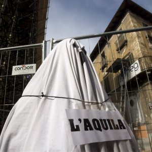 Ancora una desolante immagine delle rovine de L'Aquila in Ju tarramutu