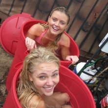 Annasophia Robb e Christie Brooke insieme nel film Soul Surfer