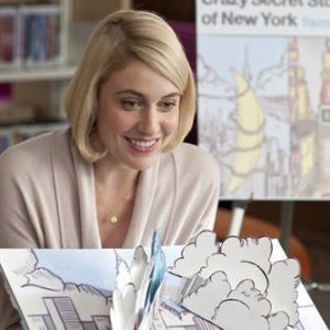 Greta Gerwig in un'immagine della commedia Arthur