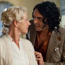 Helen Mirren e Russell Brand in una scena del film Arthur
