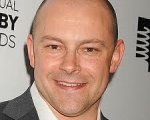 Rob Corddry papà in Little in Common