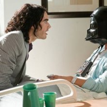 Russell Brand ed Helen Mirren in una scena del film Arthur