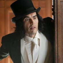 Russell Brand in un'immagine della commedia Arthur