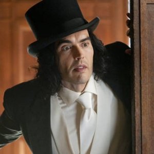 Russell Brand in un'immagine della commedia Arthur
