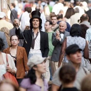 Russell Brand nella commedia Arthur