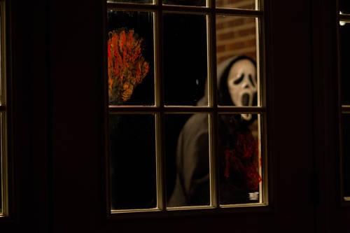 Ghostface in una scena del film Scream 4